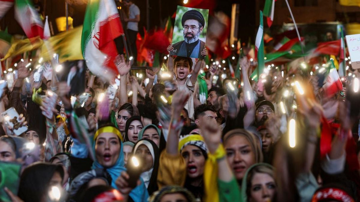 FOTO: Warga Iran Rayakan Serangan Rudal ke Israel