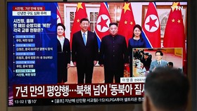 Presiden China Xi Jinping disambut hangat pemimpin Korea Utara Kim Jong Un di Alun-alun Kim Il Sung, Pyongyang, Senin (8/6) waktu setempat.