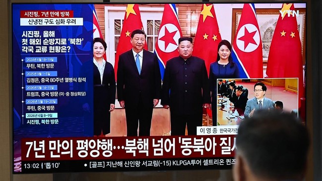 Presiden China Xi Jinping disambut hangat pemimpin Korea Utara Kim Jong Un di Alun-alun Kim Il Sung, Pyongyang, Senin (8/6) waktu setempat.