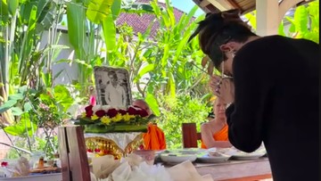 Update Informasi Selebriti InsertLive : Yaya Kamari Gelar Acara Keagamaan dan Tradisi Rayakan Hari Spesial Mendiang Dali Wassink
