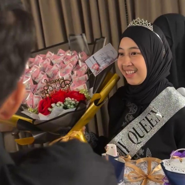 <p>Di momen bahagianya, Bunda satu anak ini terlihat cantik mengenakan busana hitam dengan selempang bertuliskan &ldquo;<em>Birthday Queen</em>&rdquo;. Ia pun tampak begitu bahagia saat mendapat kejutan dari keluarga tercinta. (Foto: Instagram @_ummi_pipik_)</p>