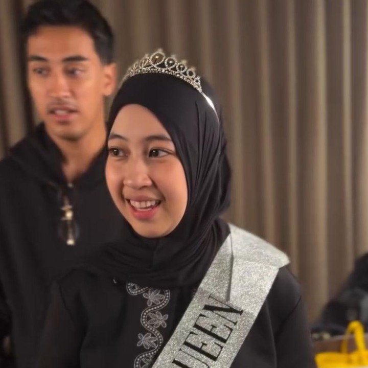 <p>Adiba Khanza belum lama ini merayakan ulang tahunnya yang ke-26. Di momen spesial tersebut, putri mendiang Ustaz Jefri Al Buchori dan Pipik Dian Irawati alias Umi Pipik ini mendapat kejutan ulang tahun yang manis dari sang suami, Egy Maulana, serta keluarga. (Foto: Instagram @_ummi_pipik_)</p>