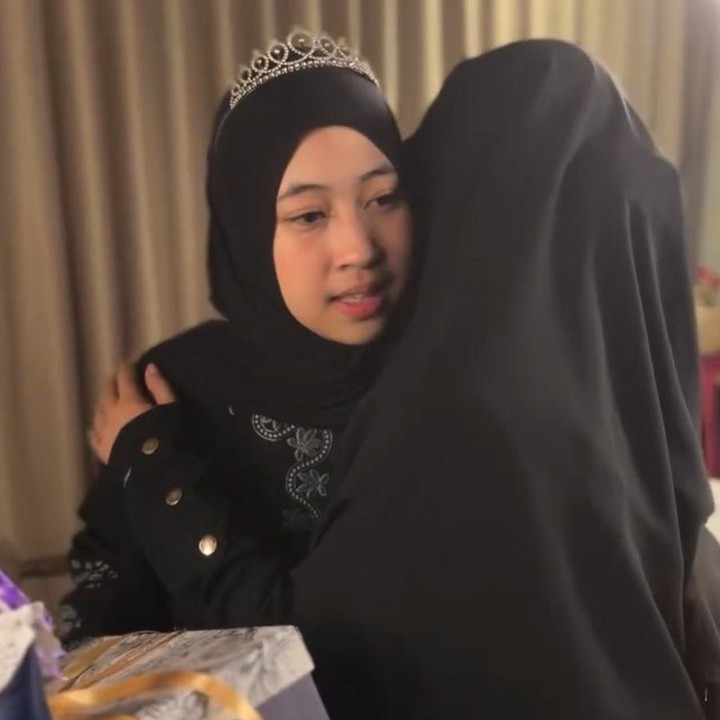 <p>Selain itu, Adiba juga menerima sebuah kado dari sang Bunda. Dalam unggahannya, Umi Pipik turut menuliskan ucapan sekaligus doa untuk putrinya. "Selamat hari lahir anakku <em>@adiba.knza</em>. Semoga di usia 26 taun ini Allah berikan keberkahan selamanya, bahagia selamanya, semakin soleha, sehat dan jadi istri juga mama yang hebat untuk keluarga kecilnya," ungkapnya sambil menyematkan <em>emoticon</em> hati. (Foto: Instagram @_ummi_pipik_)</p>