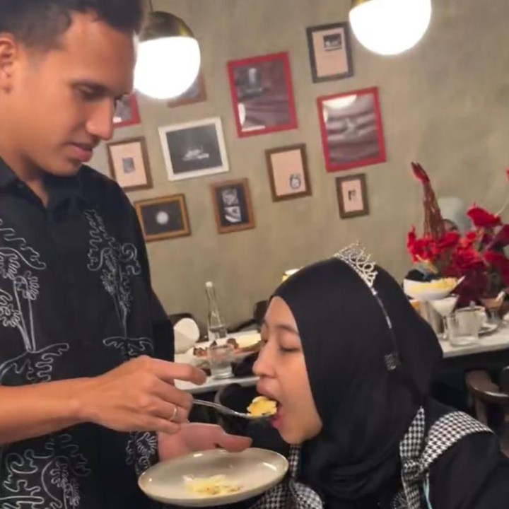 <p>Pada kesempatan yang sama, Egy tampak menyuapi kue kepada Adiba dengan penuh kasih. Melalui unggahan di Instagram pribadinya, Egy juga menyampaikan ucapan ulang tahun untuk sang istri. "Selamat ulang tahun istriku, panjang umur, sehat selalu, terima kasih telah ada di hidup kita. Aku sayang kamu mama. Elara dan papa," ungkap Egy. (Foto: Instagram @_ummi_pipik_)</p>