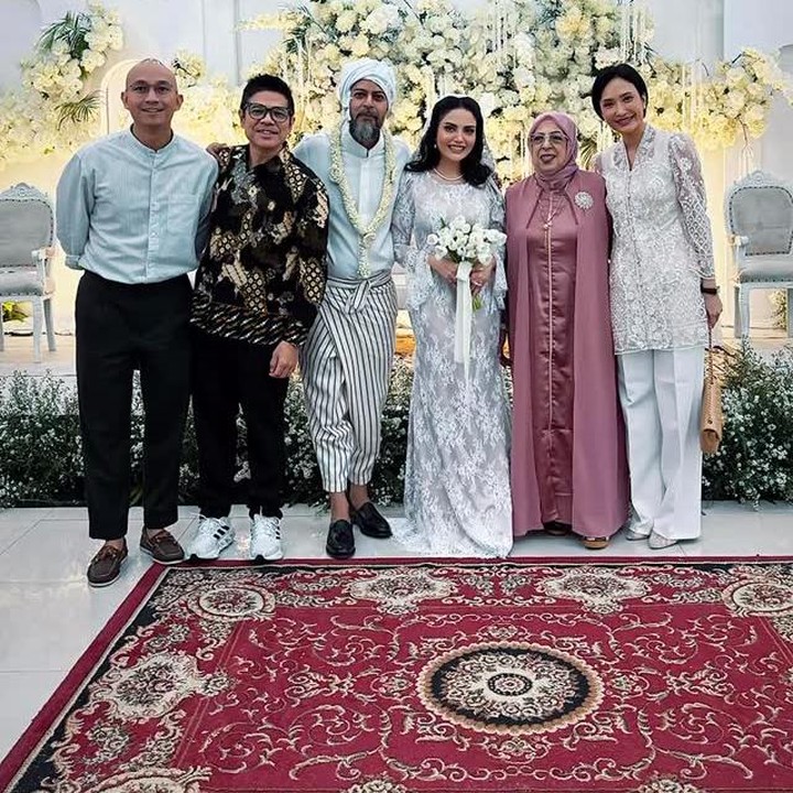 <p>Momen pernikahan Alex Abbad ini dibagikan sahabat musisi Ibrahim Imran atau dikenal Baim. Melalui unggahan di Instagram, Alex mem-<em>posting</em> foto akad nikah sahabatnya yang berlangsung <em>intimate</em>. "Siang ini kami menghadiri acara Akad nikah..yang dilanjutkan dengan resepsi yang simple namun sarat keindahan, dengan undangan yang cukup terbatas handai taulan dan kerabat saudara terdekat," tulis Baim. (Foto: Instagram @baimguitar)</p>