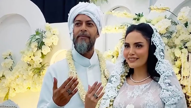 Alex Abbad Menikah