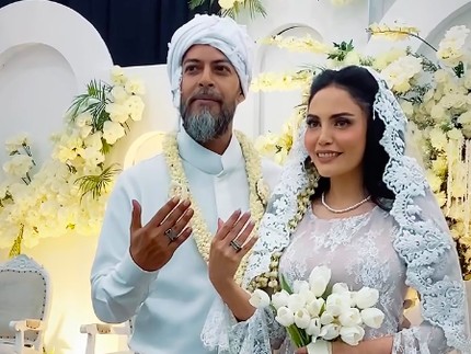 Terpopuler: Potret Pernikahan Intimate Alex Abbad