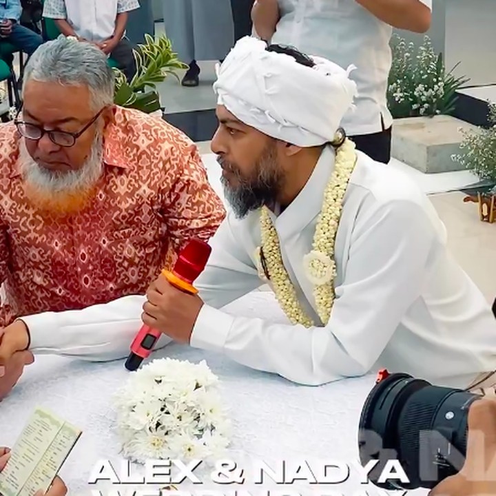 <p>Baim mengatakan bahwa pernikahan Alex dan Nadya berlangsung lancar. Baim berharap rumah tangga sahabatnya ini bisa bahagia dan langgeng. "<em>Alhamdulilah</em> semua berjalan dengan lancar, Bismilah semua diberi kelancaran, jadilah Imam yg terbaik aat @alexabbad ..sayangi sepenuh hati @nadyanaufel. Samawa selalu sampai akhir hayat&hellip;amin," ungkap Baim. (Foto: Instagram @baimguitar)</p>