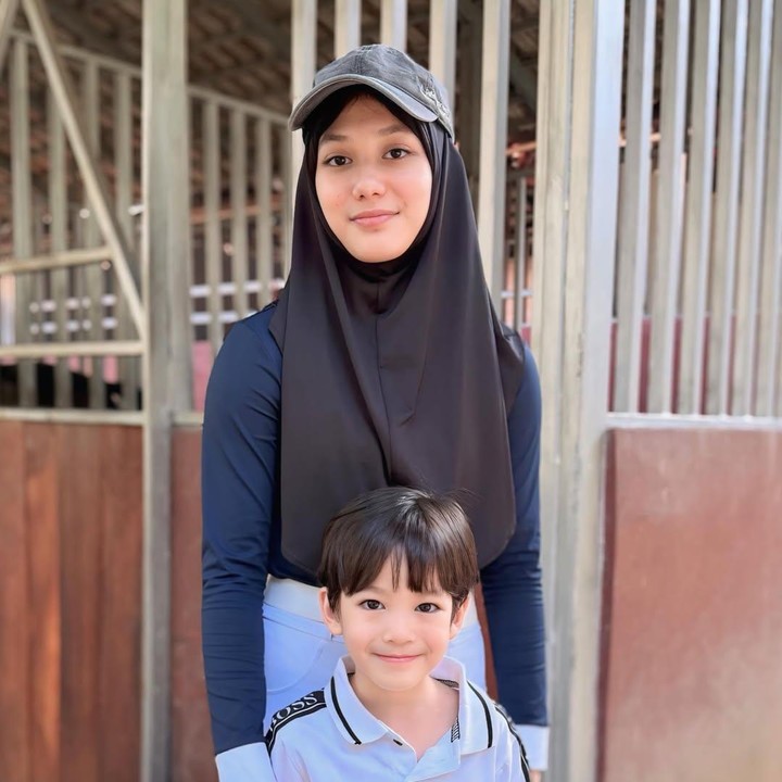 <p>Lyra begitu bersyukur putrinya bisa mendapatkan dukungan penuh dari keluarga saat ikut turnamen berkuda. Dalam unggahan ini, Lyra tak lupa menitipkan doa terbaik untuk sang putri. "Cuma mau bilang; Dek kamu disayang banyak orang, selalu ingat mereka2 yang udah sayang dan dukung dedek , jangan lupa untuk selalu bersyukur sama Allah dan mengandalkan Allah dalam tiap langkah ya sayang. <em>Barakallahu fiik my girl,</em>" ungkap sang aktris. (Foto: Instagram @lyravirna)</p>