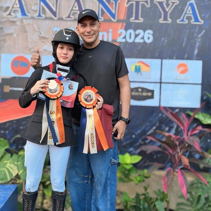 <p>Melalui unggahan di Instagram, Lyra membagikan momen bahagia saat sang putri mengikuti turnamen berkuda. Di momen spesial ini, ayah kandung Eisha yang juga mantan suami Lyra, yakni Eric Scada, terlihat hadir memberikan dukungan. (Foto: Instagram @lyravirna)</p>