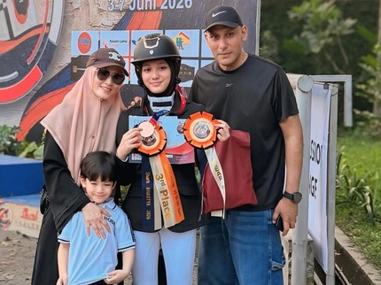 Lyra Virna dan Mantan Suami Bangga Dampingi Anak Turnamen Berkuda, Jauh-jauh dari Luar Kota