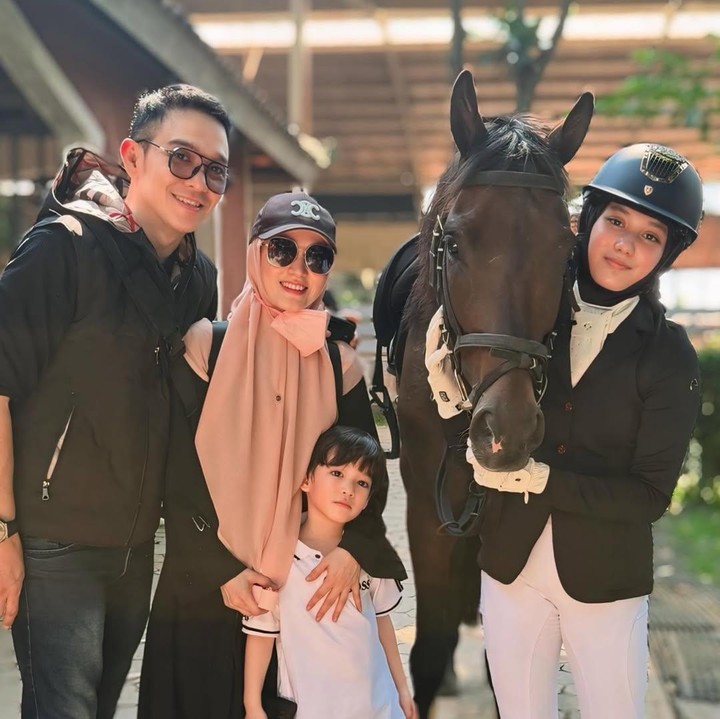<p>Artis Lyra Virna belum lama ini membagikan momen spesial saat menemani putrinya Queisha Nahla Bachmid atau Eisha, bertanding di turnamen berkuda. Lyra tak datang sendiri, Bunda. Perempuan 45 tahun ini datang bersama suaminya Fadlan Muhammad dan anak bungsunya Muhammad Khaleed Al-Fatih. (Foto: Instagram @lyravirna)</p>