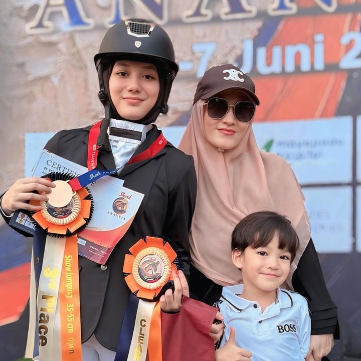 <p>Dalam turnamen berkuda kali ini, Eisha berhasil menorehkan prestasi, Bunda. Putri Lyra yang sudah beranjak remaja ini meraih juara tiga dan mentatat 'claar round' atau penampilan sempurna. Eisha diketahui sudah cukup lama menekuni olahraga berkuda. Perempuan 17 tahun ini rutin berlatih dan sudah mengikuti beberapa kompetisi berkuda di Tanah Air. Selain berkuda, Eisha juga pernah ikut olahraga bela diri Jujitsu hingga berkesempatan mengikuti kompetisi di Thailand. (Foto: Instagram @lyravirna)</p>