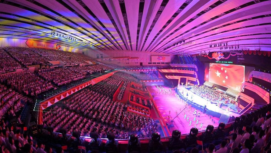 Bendera Tiongkok ditampilkan di layar selama pagelaran di Stadion Dalam Ruangan Pyongyang, selama kunjungan kenegaraan Presiden Tiongkok Xi Jinping di Pyongyang, Korea Utara, 8 Juni 2026, dalam gambar nan dirilis oleh Kantor Berita Pusat Korea (KCNA) resmi Korea Utara.