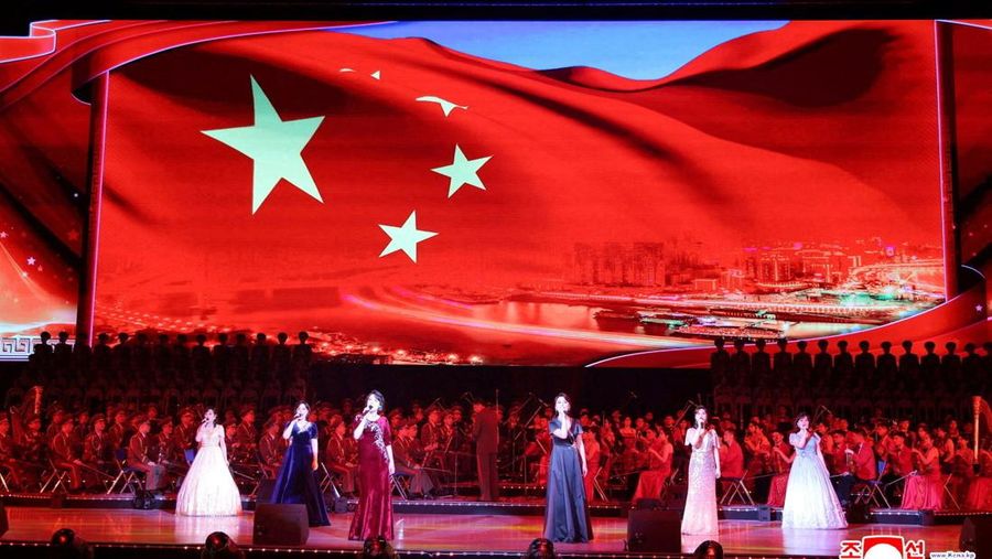 Bendera Tiongkok ditampilkan di layar selama pagelaran di Stadion Dalam Ruangan Pyongyang, selama kunjungan kenegaraan Presiden Tiongkok Xi Jinping di Pyongyang, Korea Utara, 8 Juni 2026, dalam gambar nan dirilis oleh Kantor Berita Pusat Korea (KCNA) resmi Korea Utara.