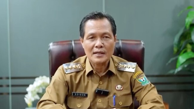 KPK menyita hampir Rp2 miliar dari OTT Bupati Muara Enim, Edison, terkait dugaan suap pengadaan. Empat tersangka ditetapkan.