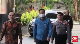 Bupati Muara Enim, H Edison, tiba di Gedung Merah Putih Komisi Pemberantasan Korupsi (KPK) setelah terjaring Operasi Tangkap Tangan (OTT) 7-8 Juni.