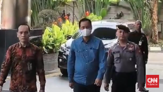 Bupati Muara Enim, H Edison, tiba di Gedung Merah Putih Komisi Pemberantasan Korupsi (KPK) setelah terjaring Operasi Tangkap Tangan (OTT) 7-8 Juni.