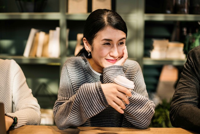 Orang bermental kuat bukan berarti mereka adalah sosok yang otomatis sempurna. Mereka bisa membuat kesalahan. Tapi kekuatannya adalah mereka tidak malu mengakui kesalahan tersebut.