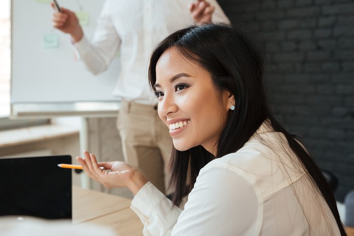 Cara mengenali orang bermental kuat dari sikapnya saat menghadapi kegagalan adalah mereka pribadi yang optimis tapi tetap realistis.