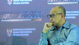 Ekonom Senior, M. Chatib Basri dalam Seminar Nasional Outlook Perekonomian Indonesia 2024 dengan tema "Optimisme Penguatan Ekonomi Nasional di Tengah Dinamika Global" di Hotel The St. Regis pada Jumat (22/12/2023). (CNBC Indonesia/Muhammad Sabki)