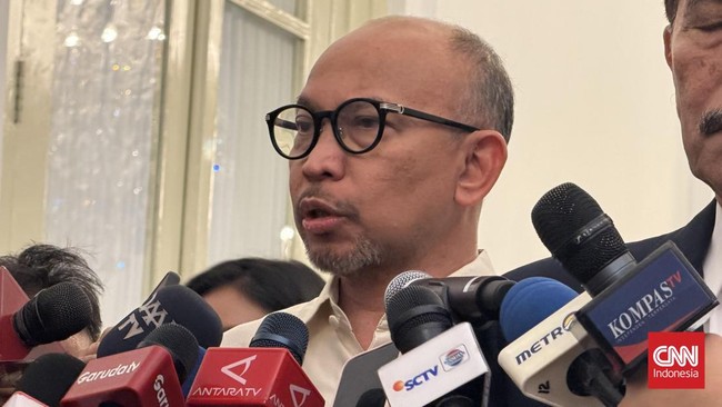 Anggota Dewan Ekonomi Nasional (DEN) Chatib Basri membantah kabar yang menyebut dirinya ditawari posisi menteri keuangan oleh Presiden Prabowo Subianto.