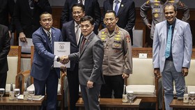 Menteri Sekretaris Negara Prasetyo Hadi (kiri) menerima laporan hasil pembahasan dari Ketua Komisi III DPR Habiburokhman (tengah) disaksikan Menteri Hukum Supratman Andi Agtas (kedua kiri), Kapolri Jenderal Pol Listyo Sigit Prabowo (kedua kanan), dan