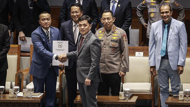 Menteri Sekretaris Negara Prasetyo Hadi (kiri) menerima laporan hasil pembahasan dari Ketua Komisi III DPR Habiburokhman (tengah) disaksikan Menteri Hukum Supratman Andi Agtas (kedua kiri), Kapolri Jenderal Pol Listyo Sigit Prabowo (kedua kanan), dan