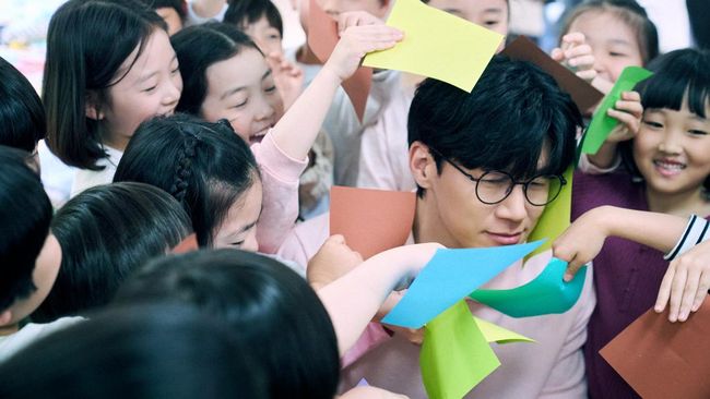 Teach You a Lesson Kim Moo-Yul as Na Hwa-jin in Teach You a Lesson. Cr. Kim Ji-yeon/Netflix © 2026