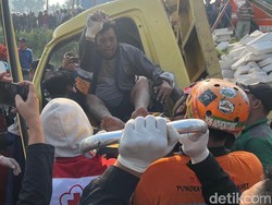 Evakuasi Dramatis Sopir Truk Bata Terguling di Mojokerto, 2,5 Jam Terjepit
