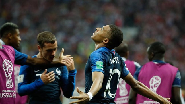 France's forward Kylian Mbappe celebrates scoring the 4-1 goal during the Russia 2018 World Cup final football match between France and Croatia at the Luzhniki Stadium in Moscow on July 15, 2018. (Photo by Odd ANDERSEN / AFP) / RESTRICTED TO EDITORIA