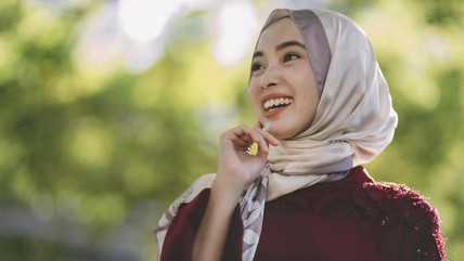 5 Rekomendasi Pashmina Viscose yang Bagus, Adem, dan Nyaman Dipakai Seharian