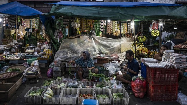 Pedagang melayani belanjaan kebutuhan pokok pesanan pembeli di Pasar Pasar Peterongan, Semarang, Jawa Tengah, Selasa (2/6/2026). Badan Pusat Statistik (BPS) Provinsi Jawa Tengah mencatat pada Mei 2026 terjadi inflasi tahunan sebesar 2,85 persen denga