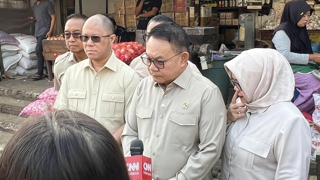 Kepala Staf Kepresidenan (KSP) Dudung Abdurachman melakukan sidak ke pasar di Jakarta Timur