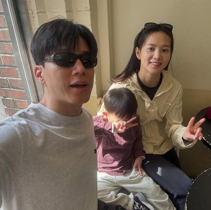 <p>Yoon Seung Ah kerap membagikan potret hangat saat menghabiskan waktu bersama sang suami dan anak laki-lakinya di akun Instagram. (Foto: Instagram @doflwl)</p>