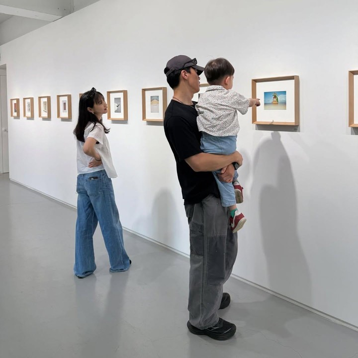 <p>Lewat foto-foto yang dibagikan sang istri, tampak Kim Mu Yeol sebagai sosok ayah panutan yang kerap meluangkan waktunya untuk quality time bersama keluarga. (Foto: Instagram @doflwl)</p>