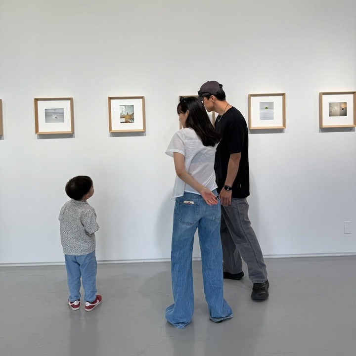 <p>Misalnya saja saat Kim Mu Yeol dan istri mengajak Si Kecil mengunjungi sebuah galeri. (Foto: Instagram @doflwl)</p>