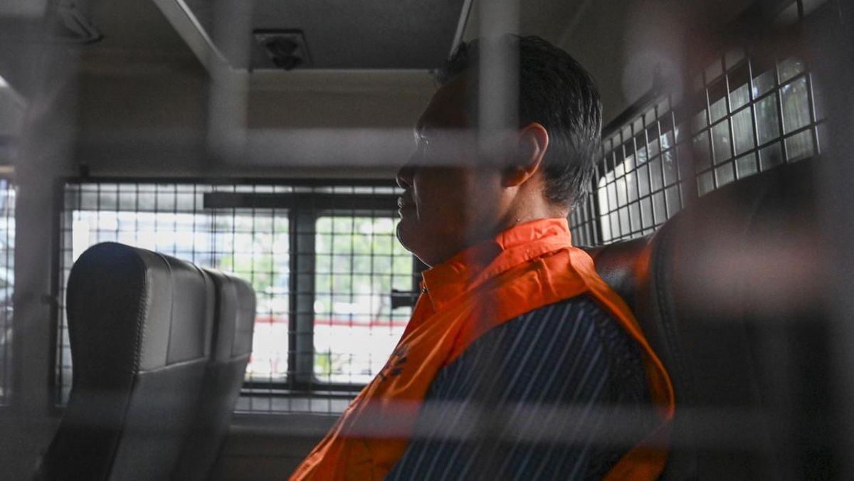 Bupati Muara Enim Edison berada di mobil tahanan usai menjalani pemeriksaan di Gedung Merah Putih KPK, Jakarta, Selasa (9/6/2026). KPK menahan Edison setelah ditetapkan sebagai tersangka kasus dugaan korupsi pengadaan barang dan jasa di lingkungan Di