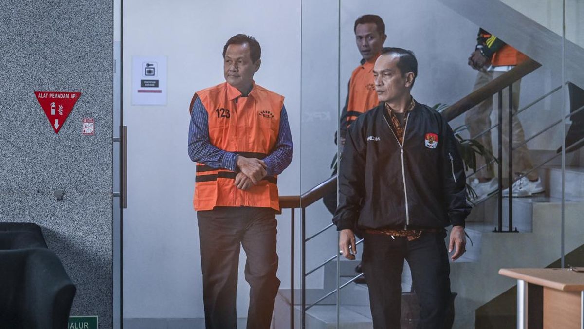 Bupati Muara Enim Edison berada di mobil tahanan usai menjalani pemeriksaan di Gedung Merah Putih KPK, Jakarta, Selasa (9/6/2026). KPK menahan Edison setelah ditetapkan sebagai tersangka kasus dugaan korupsi pengadaan barang dan jasa di lingkungan Di
