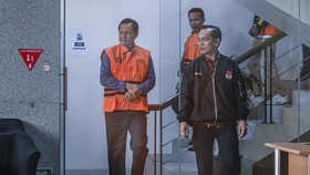 Bupati Muara Enim Edison berada di mobil tahanan usai menjalani pemeriksaan di Gedung Merah Putih KPK, Jakarta, Selasa (9/6/2026). KPK menahan Edison setelah ditetapkan sebagai tersangka kasus dugaan korupsi pengadaan barang dan jasa di lingkungan Di