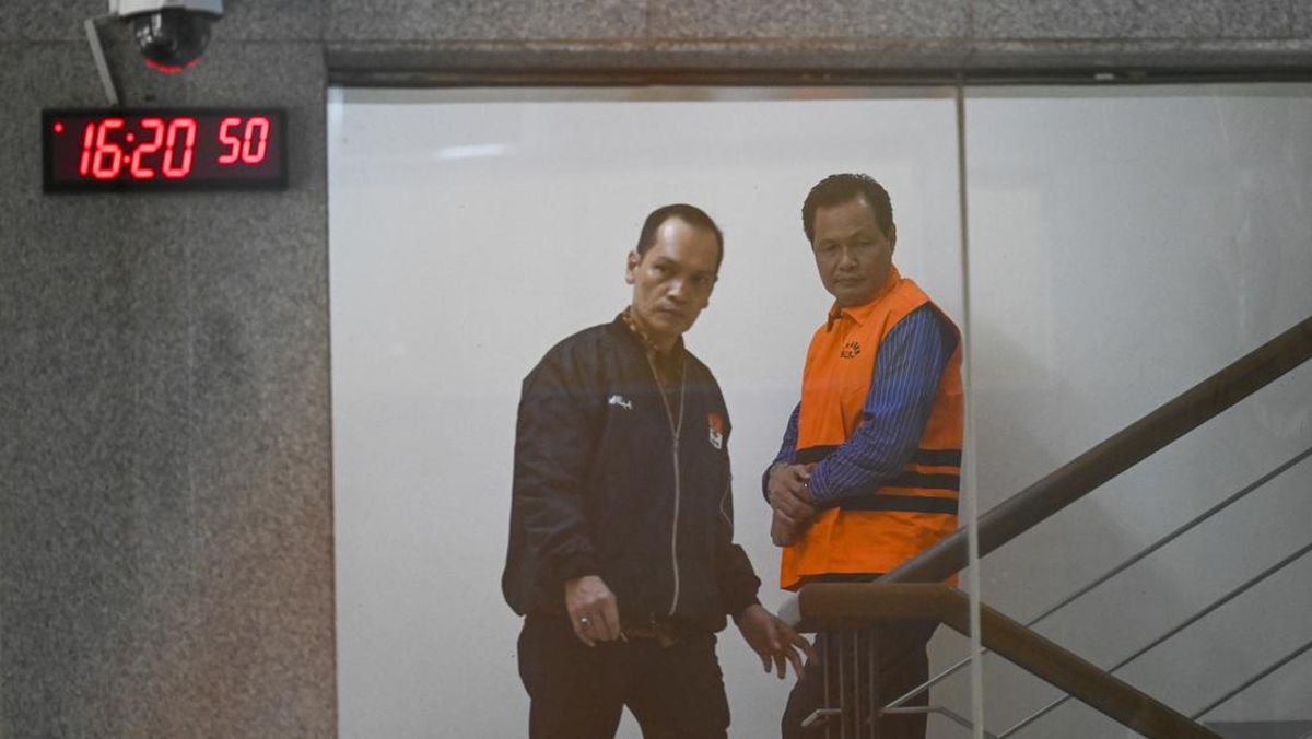 Bupati Muara Enim Edison berada di mobil tahanan usai menjalani pemeriksaan di Gedung Merah Putih KPK, Jakarta, Selasa (9/6/2026). KPK menahan Edison setelah ditetapkan sebagai tersangka kasus dugaan korupsi pengadaan barang dan jasa di lingkungan Di