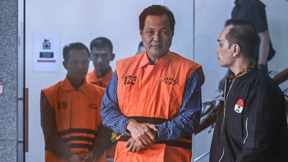 Bupati Muara Enim Edison berada di mobil tahanan usai menjalani pemeriksaan di Gedung Merah Putih KPK, Jakarta, Selasa (9/6/2026). KPK menahan Edison setelah ditetapkan sebagai tersangka kasus dugaan korupsi pengadaan barang dan jasa di lingkungan Di