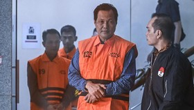 Bupati Muara Enim Edison berada di mobil tahanan usai menjalani pemeriksaan di Gedung Merah Putih KPK, Jakarta, Selasa (9/6/2026).