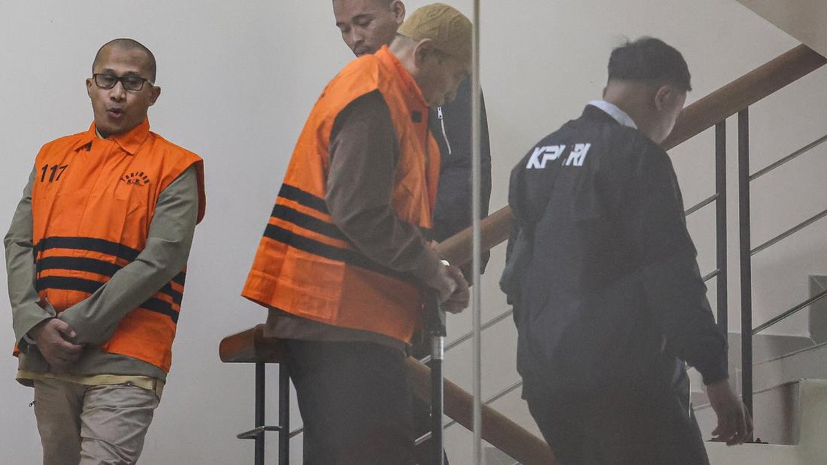 Komisaris PT Raudah Eksati sekaligus Ketua Umum Asosiasi Kesthuri Asrul Azis Taba (kedua kanan) dan  Direktur Operasional PT Makassar Toraja (Maktour) Ismail Adham (kiri) mengenakan rompi tahanan usai menjalani pemeriksaan terkait kasus dugaan korups