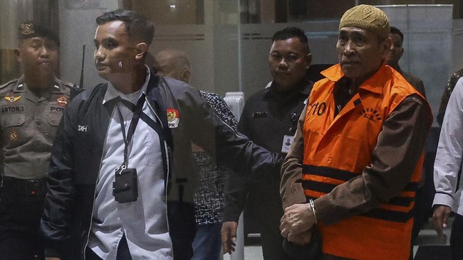 Komisaris PT Raudah Eksati sekaligus Ketua Umum Asosiasi Kesthuri Asrul Azis Taba berjalan menuju mobil tahanan usai menjalani pemeriksaan terkait kasus dugaan korupsi kuota haji dalam penyelenggaraan ibadah haji tahun 2023-2024 di Gedung Merah Putih