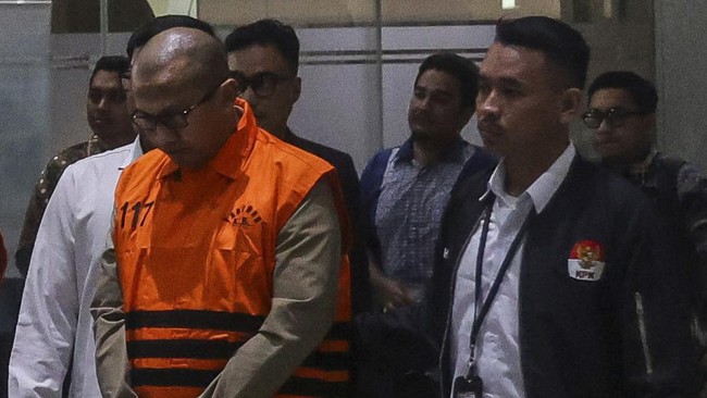 Direktur Operasional PT Makassar Toraja (Maktour) Ismail Adham mengenakan rompi tahanan usai menjalani pemeriksaan terkait kasus dugaan korupsi kuota haji dalam penyelenggaraan ibadah haji tahun 2023-2024 di Gedung Merah Putih KPK, Jakarta, Senin (8/