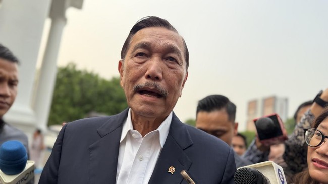Ketua Dewan Ekonomi Nasional (DEN) Luhut Binsar Pandjaitan mengungkapkan pemerintah tengah menyiapkan perubahan skema penyaluran bantuan sosial (bansos) yang akan lebih banyak berbentuk transfer tunai langsung kepada penerima manfaat.