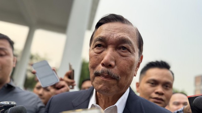 Ketua Dewan Ekonomi Nasional (DEN) Luhut Binsar Pandjaitan mengungkapkan pemerintah tengah menyiapkan perubahan skema penyaluran bantuan sosial (bansos) yang akan lebih banyak berbentuk transfer tunai langsung kepada penerima manfaat.