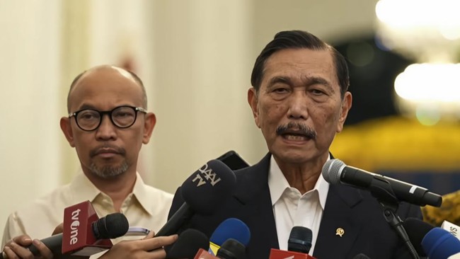 Ketua Dewan Ekonomi Nasional (DEN) Luhut Binsar Pandjaitan bersama Anggota DEN Chatib Basri memberikan keterangan usai menemui Presiden Prabowo, di Istana Kepresidenan. Jakarta, Selasa, 9 Juni 2026.