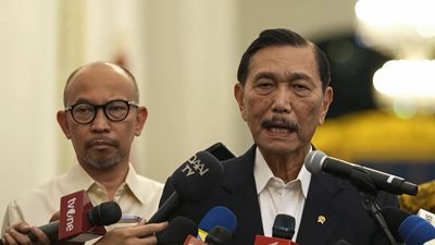 Ketua Dewan Ekonomi Nasional (DEN) Luhut Binsar Pandjaitan bersama Anggota DEN Chatib Basri memberikan keterangan usai menemui Presiden Prabowo, di Istana Kepresidenan. Jakarta, Selasa, 9 Juni 2026.